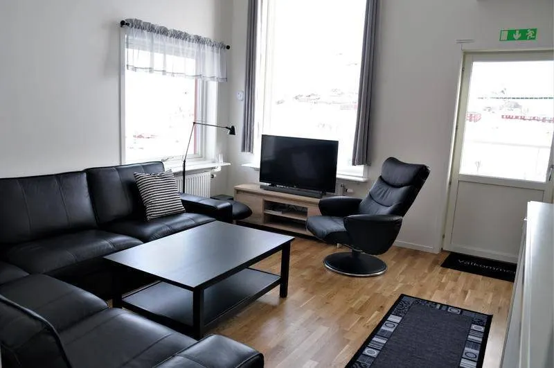 Flat with pool & terrace - Image 1
