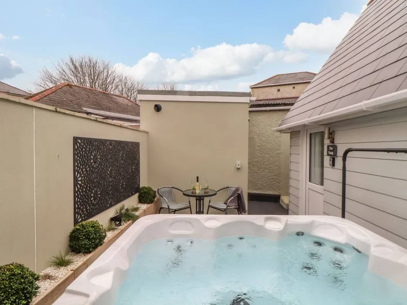Cottage with hot tub & garden - Image 1