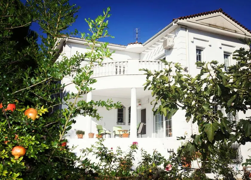 House with terrace - Image 1