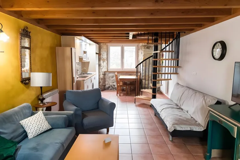 Apartment with barbecue, garden & pool - Image 1