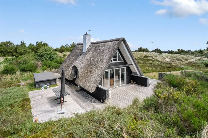 Holiday home with terrace - Image 1