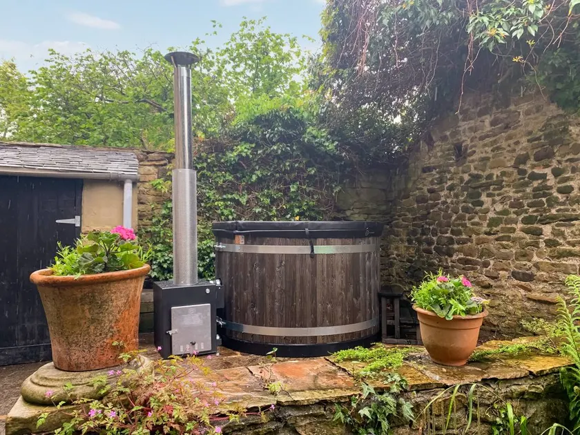 Family-friendly beautiful cottage with garden & hot tub | River view | Pet-friendly - Image 1