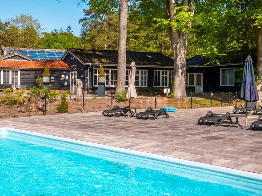 Chalet with terrace, sauna & heated pool - Image 1