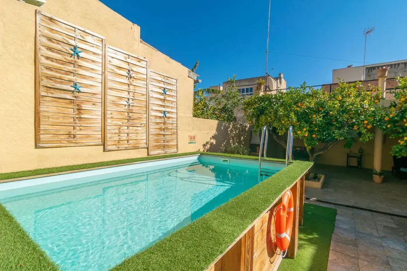 Child-friendly chalet with BBQ, garden & private pool - Image 1