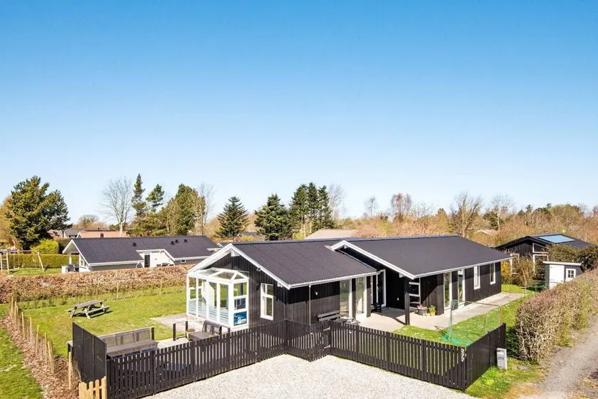 House with sauna, terrace & pool - Image 1
