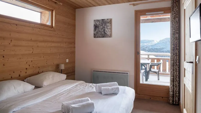 Charmant appartement avec terrasse, piscine et jacuzzi | Vue jardin - Image 1