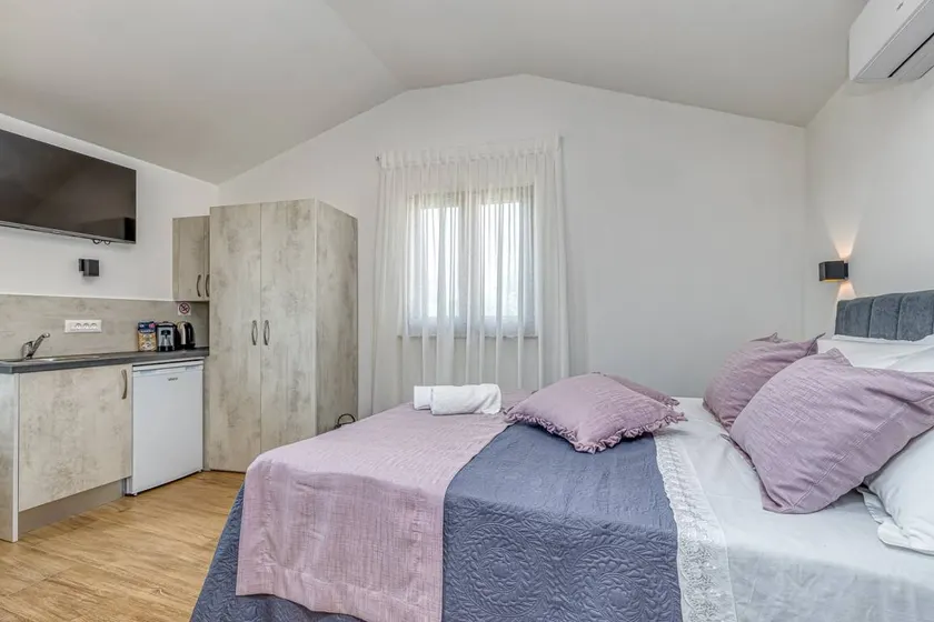 Charming dedicated room with garden & terrace - Image 1