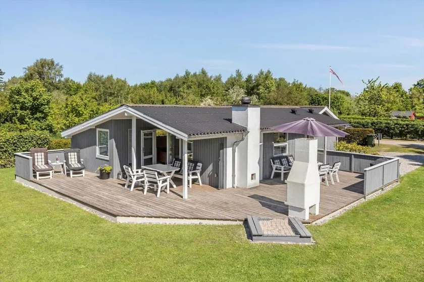 Holiday home with jacuzzi, terrace & barbecue - Image 1