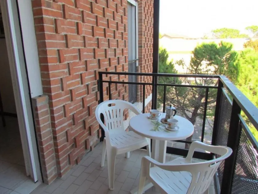Cozy Apartment with Terrace - Image 1