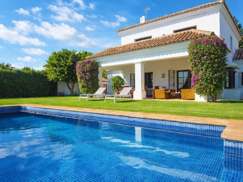 Grande villa adaptée aux familles avec terrasse, piscine privée et barbecue | Vue mer | À côté de la plage | Avec animaux bienvenus - Image 1