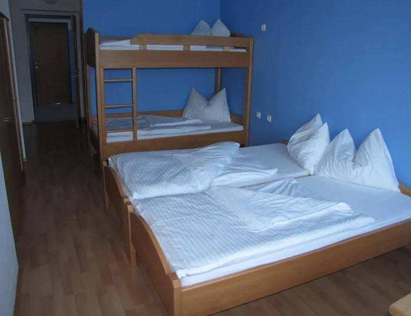 4-bed room, shower, toilet, no smoker - Image 1