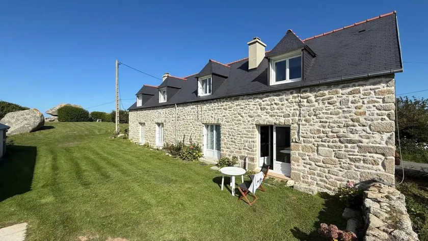 Holiday home with garden & barbeque | Garden view - Image 1