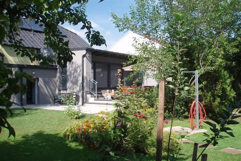 Ample house with terrace & garden - Image 1