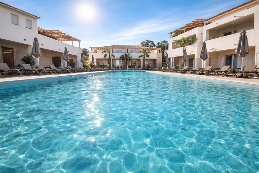 Children-friendly apartment with heated pool & terrace | Sea view | Next to the beach - Image 1