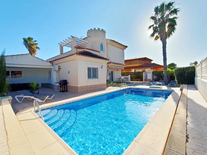 Spacieuse villa entièrement équipée avec terrasse, jardin et piscine privée | À côté de la plage | Avec animaux autorisés - Image 1