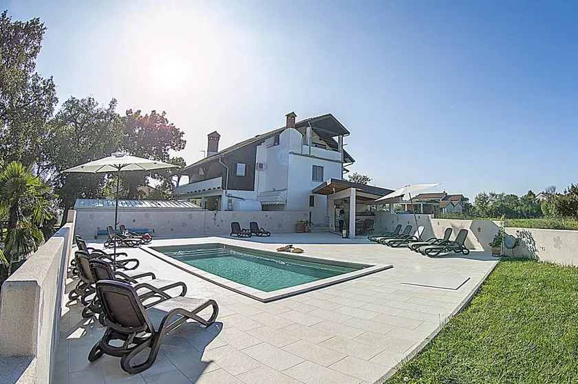 Familienfreundliche Ferienwohnung mit Grill, Terrasse und Pool | Gartenblick - Image 1