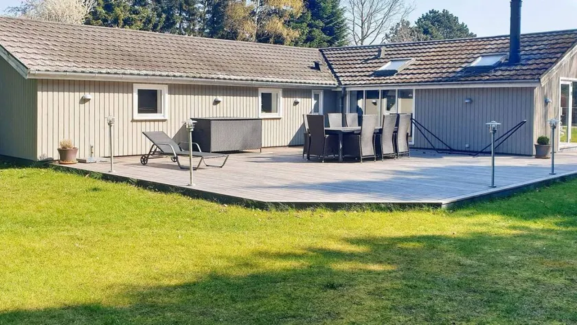 Holiday home with hot tub & terrace - Image 1