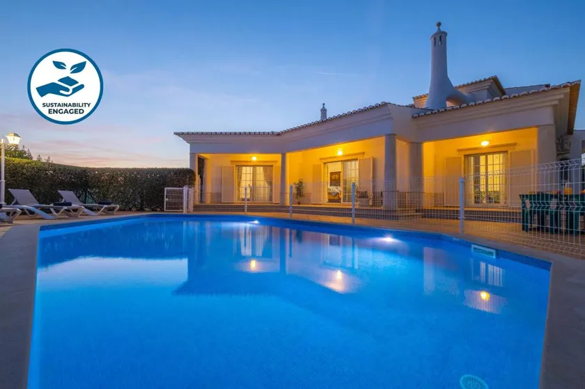 Villa avec jardin, barbecue et piscine privée - Image 1