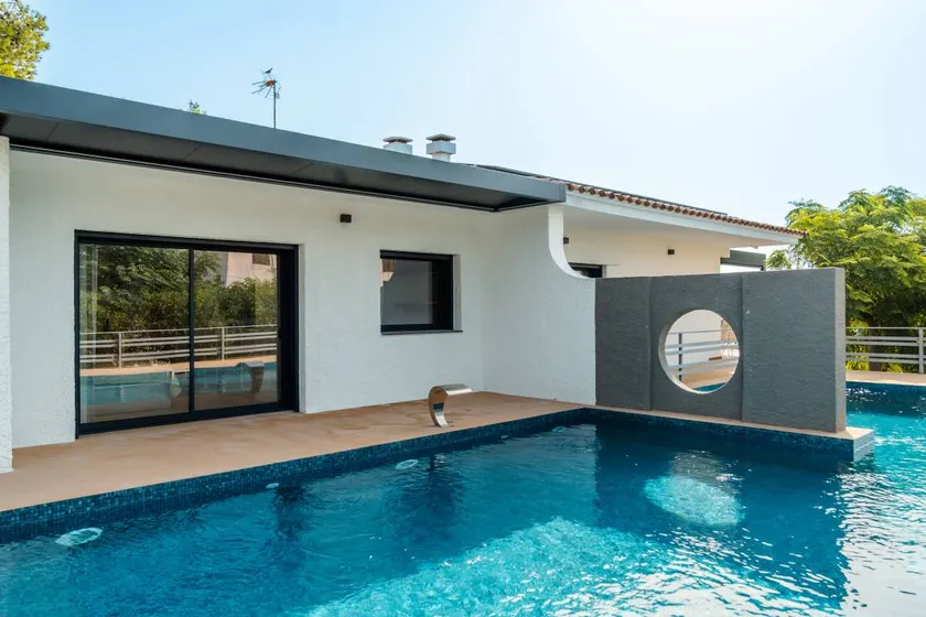 Holiday home with garden & barbecue | Beach view - Image 1