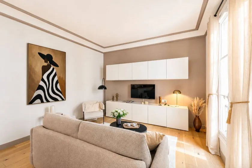 Brand new Champs-Elysees apartment with lift - Image 1