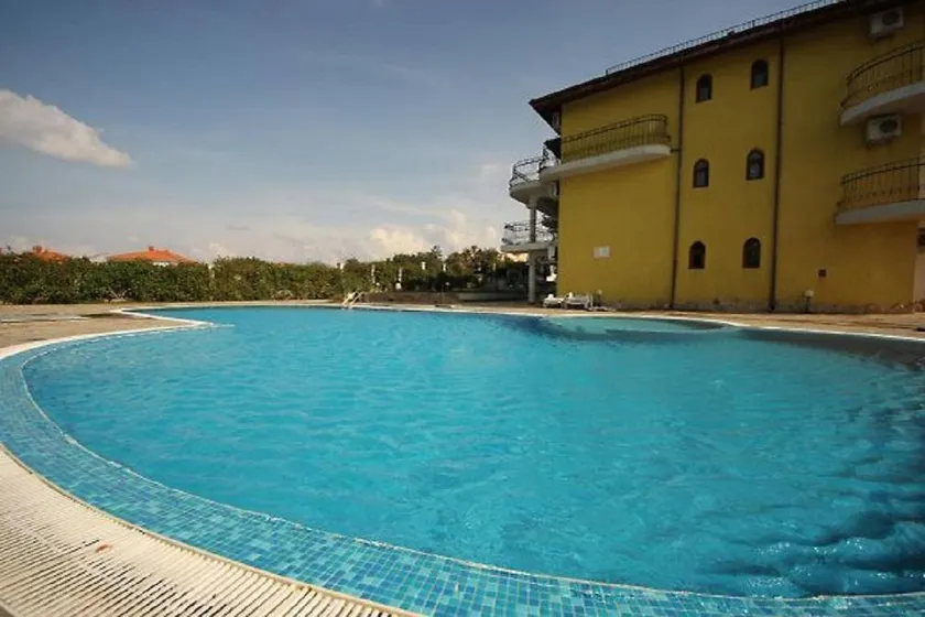 Beautiful holiday apartment with pool - Image 1