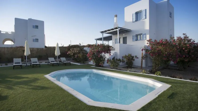 Villa with fast internet, private pool & garden | Beach view - Image 1