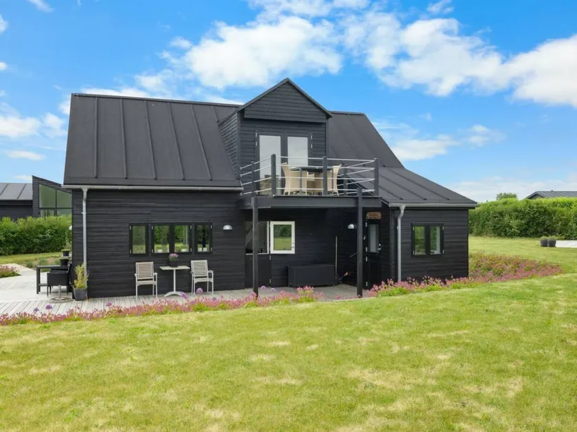 Holiday home with BBQ & terrace | Sea view - Image 1