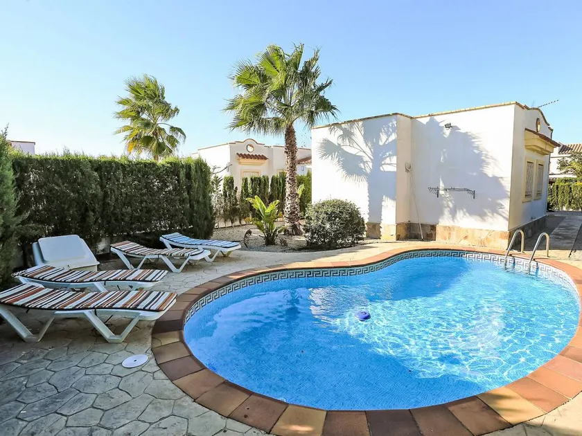 Holiday home with terrace, garden & barbecue - Image 1