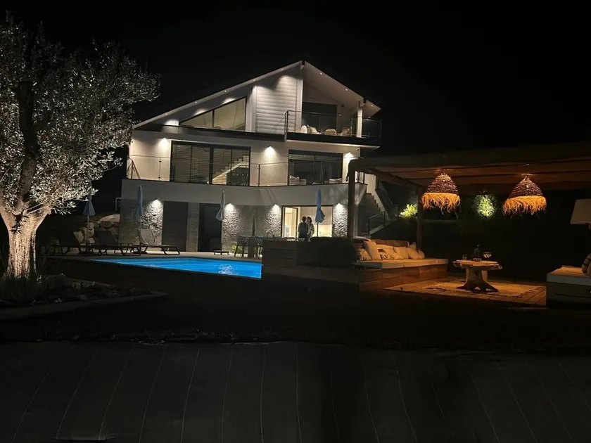 Villa entièrement équipée avec piscine privée, jardin et terrasse | Vue jardin | Adaptée au travail à distance - Image 1