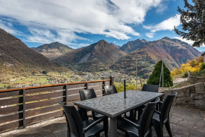 Casa con giardino, terrazza e barbecue | Vista sulla città - Image 1