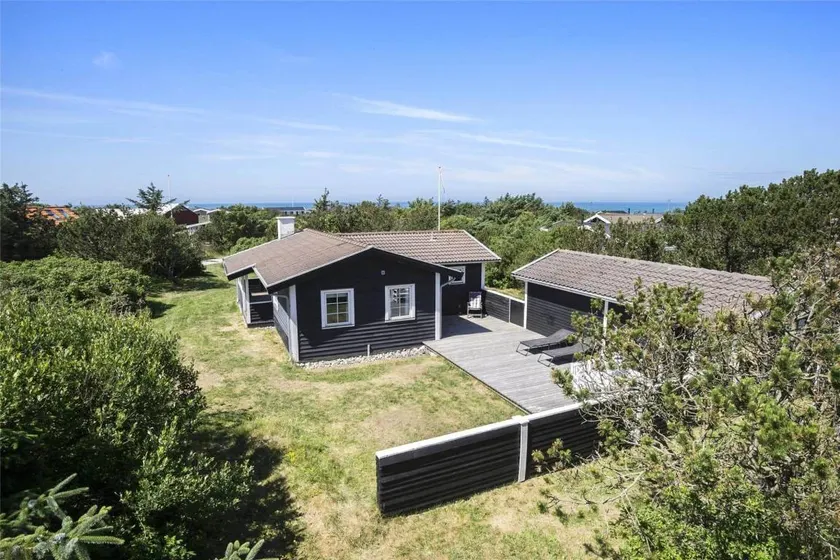 Holiday home with barbecue & terrace | Beach nearby | Pet-friendly - Image 1