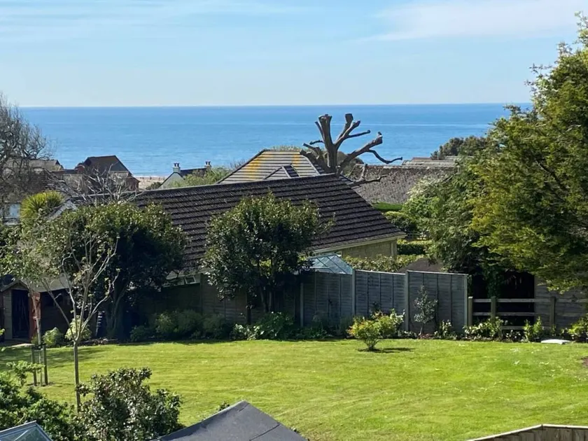 Cottage with barbecue & garden | Water view - Image 1