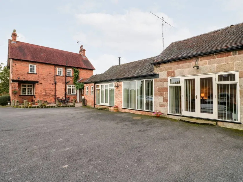 Family-oriented lovely cottage with garden | Dogs allowed - Image 1