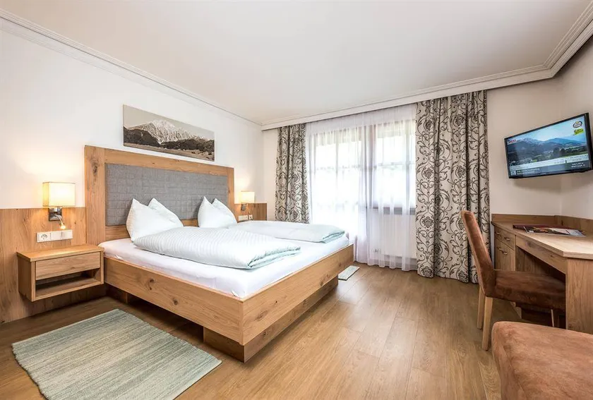 4-bed room, shower or bath, toilet - Image 1