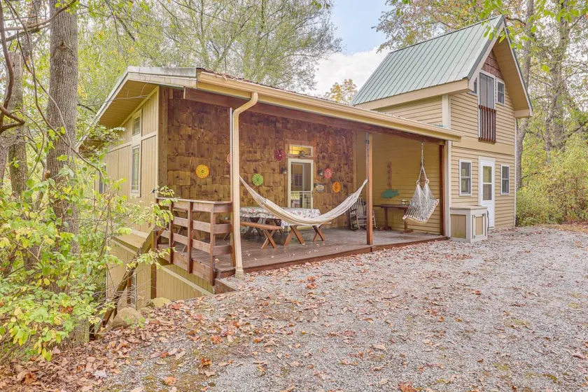 Cottage By the Pond: Serene Northeast Ohio Retreat - Image 1