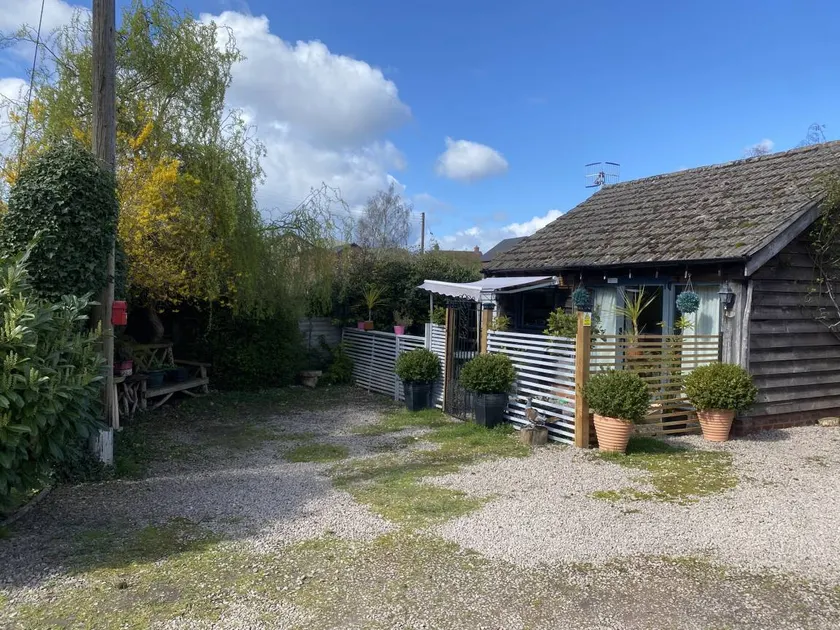 Cottage with garden - Image 1