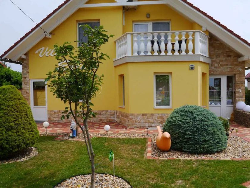 Charming flat with terrace & garden - Image 1