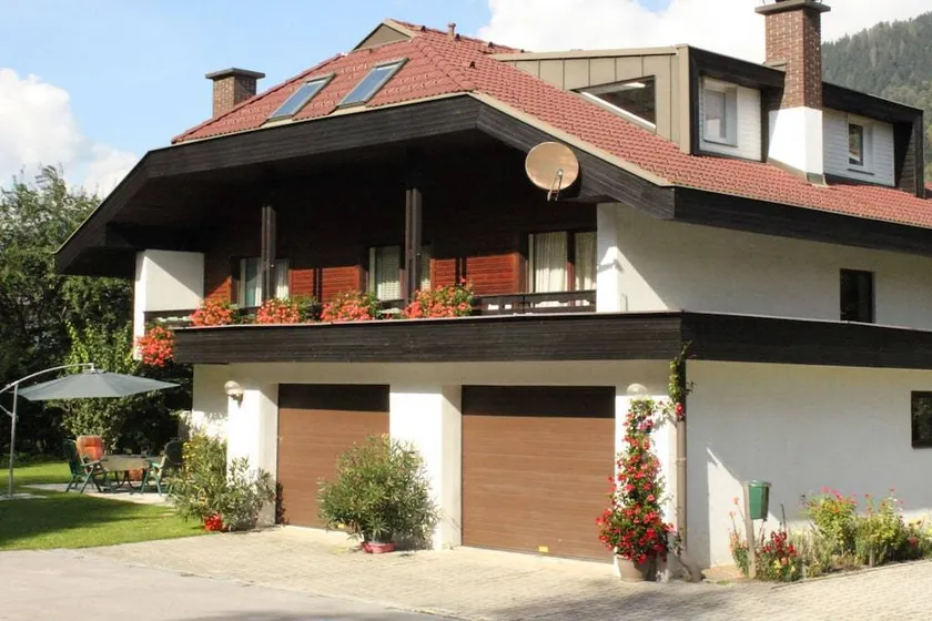 House with terrace - Image 1