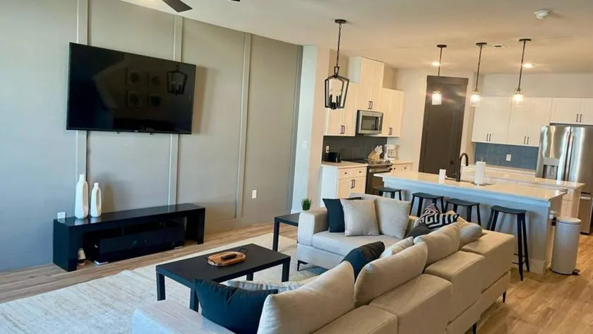 Loop, Luxury Large 3BR, 3.5 Bath, Sleeps 9, Wifi - Image 1
