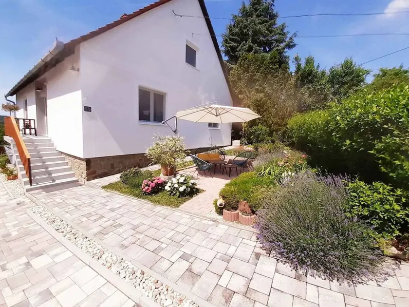 Holiday apartment with garden - Image 1