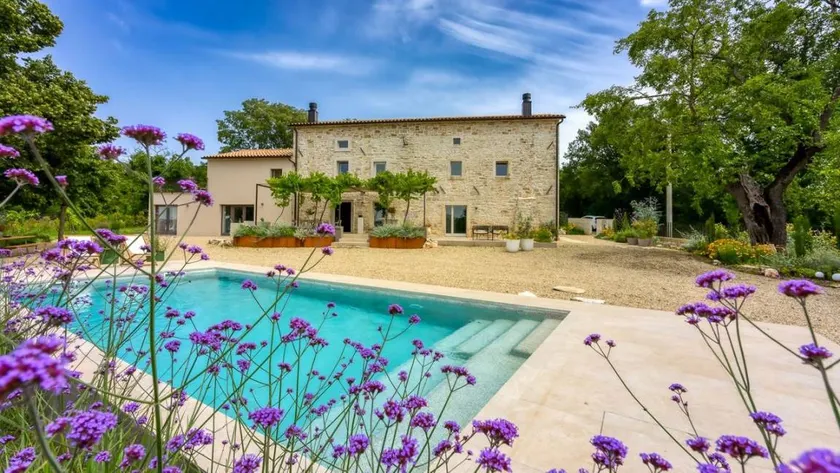 Charming flat with garden, terrace & private pool | Garden view - Image 1