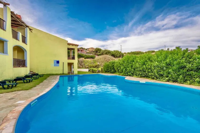 Maison avec piscine, jardin et terrasse - Image 1