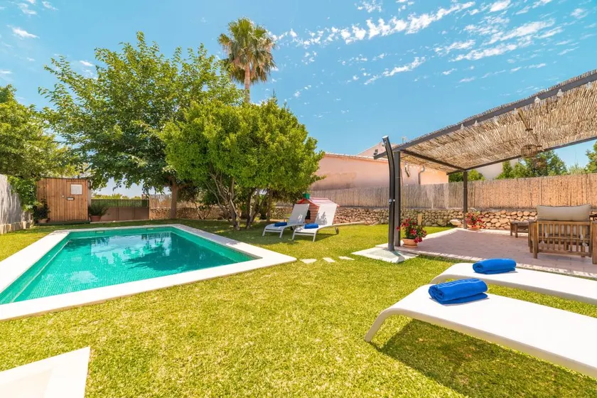 Casa apta para familias con piscina privada, jardín y barbacoa | Vistas al jardín - Image 1