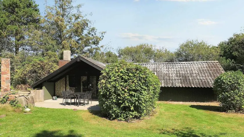 Holiday home with terrace & garden - Image 1