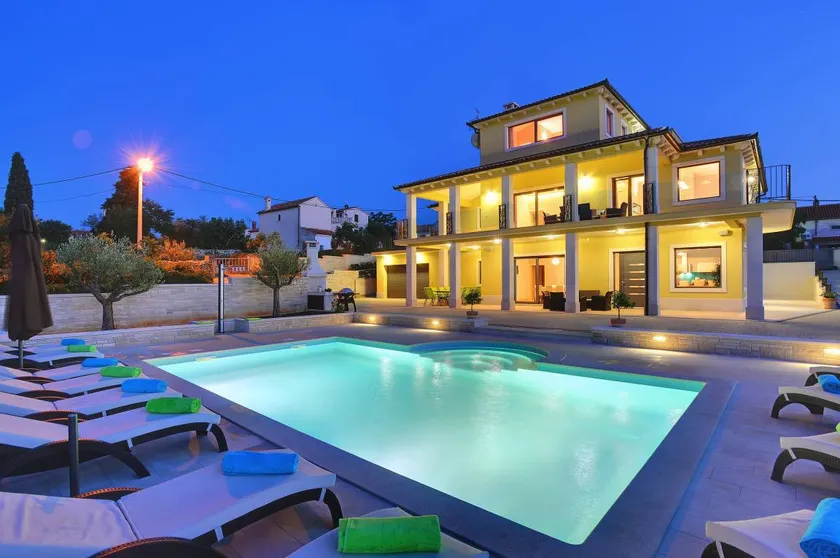 Villa con barbacoa, terraza y piscina - Image 1