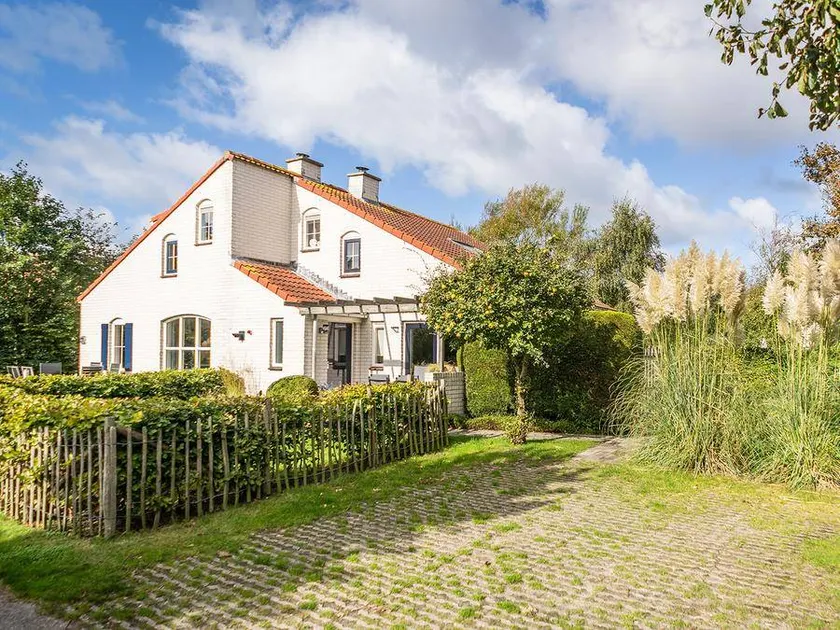 Charming bungalow with garden & terrace - Image 1