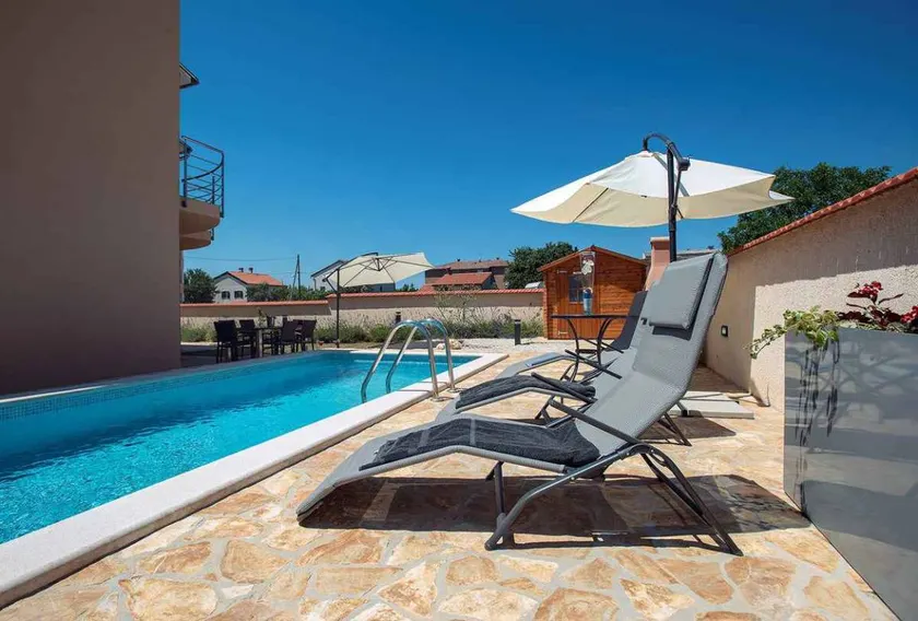Fully equipped holiday home with barbecue, terrace & private pool - Image 1