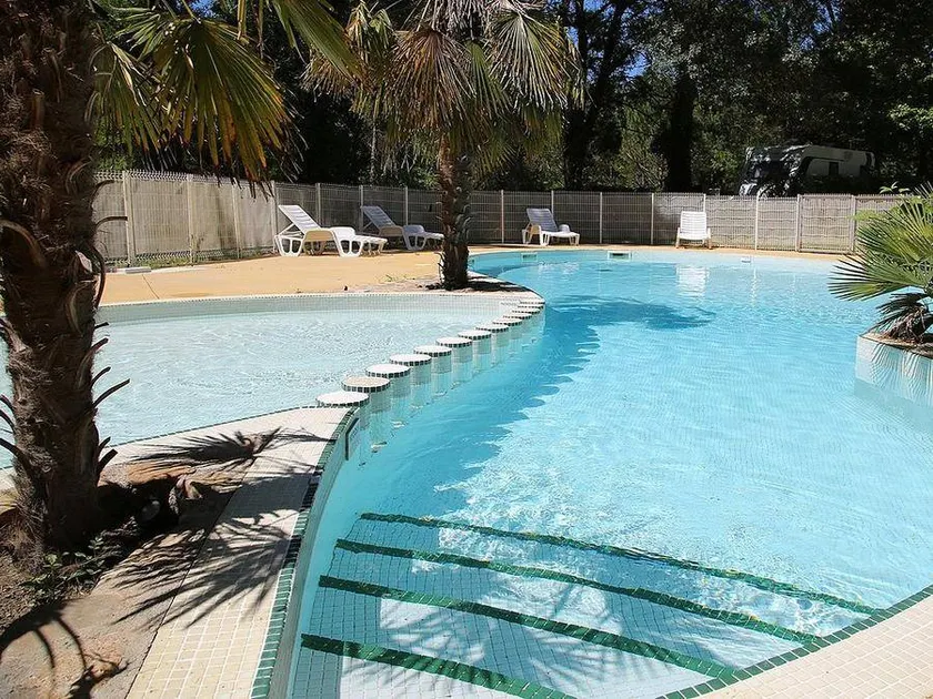Flat with pool & garden - Image 1