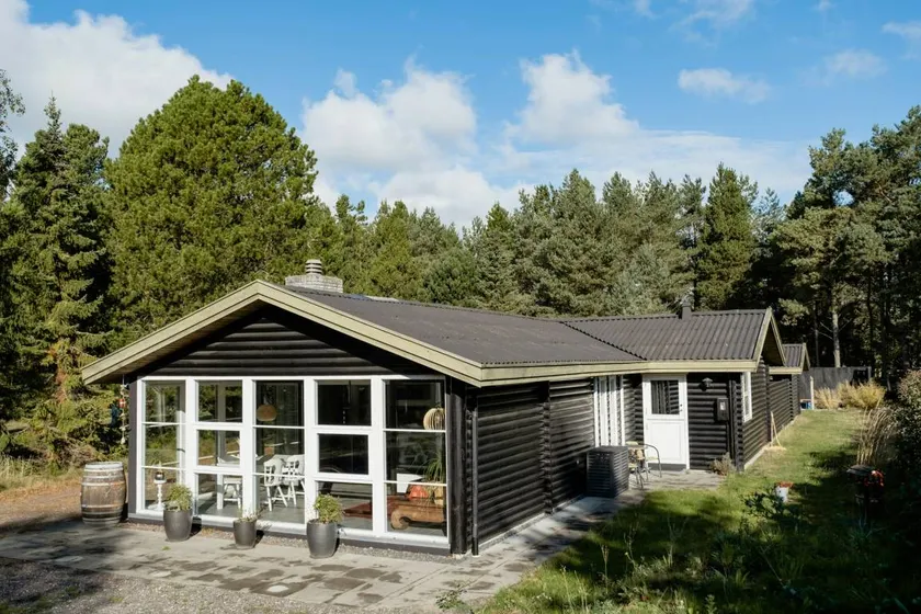 Child-friendly holiday home with barbecue, terrace & garden | Next to the beach | Dogs allowed - Image 1