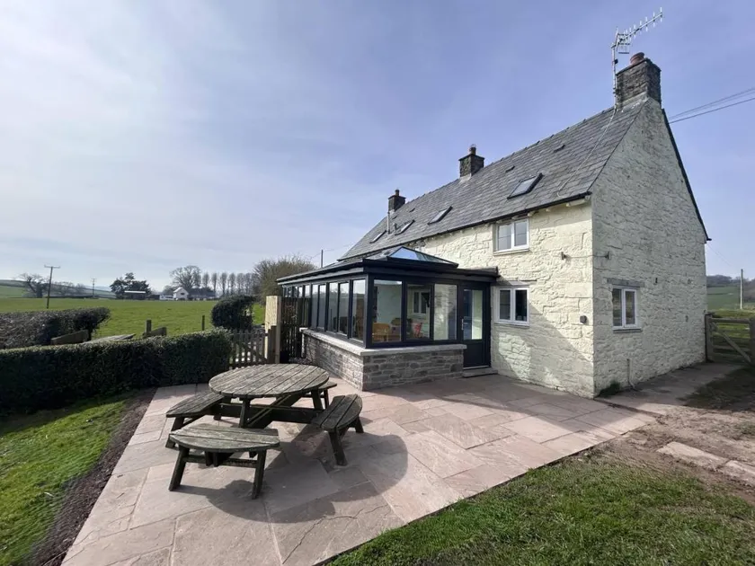 Fully equipped lovely cottage with garden | Pets allowed - Image 1